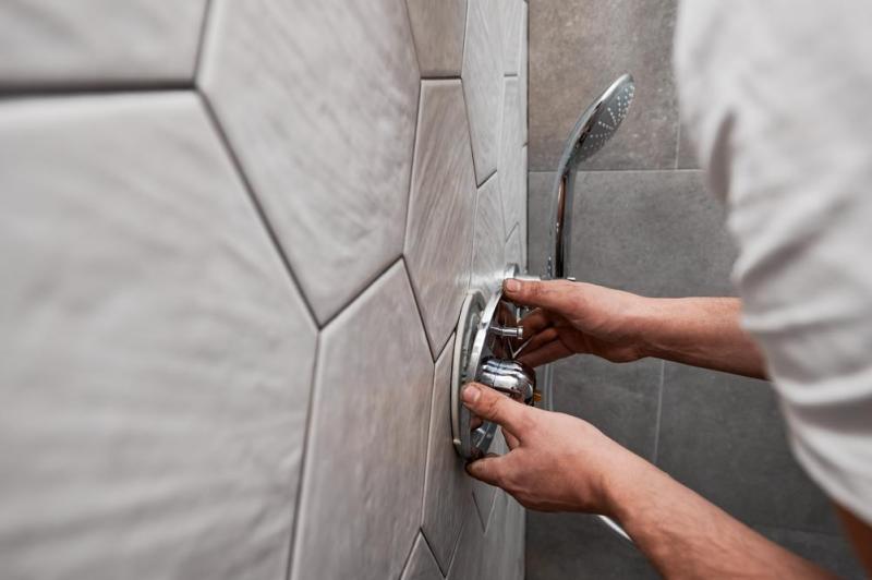 Changer la robinetterie modernise une salle de bains &agrave; Sarrebourg